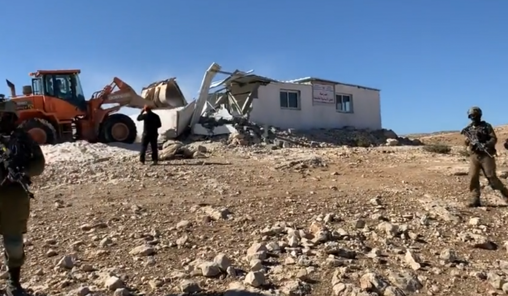 israeliani abbattono scuola