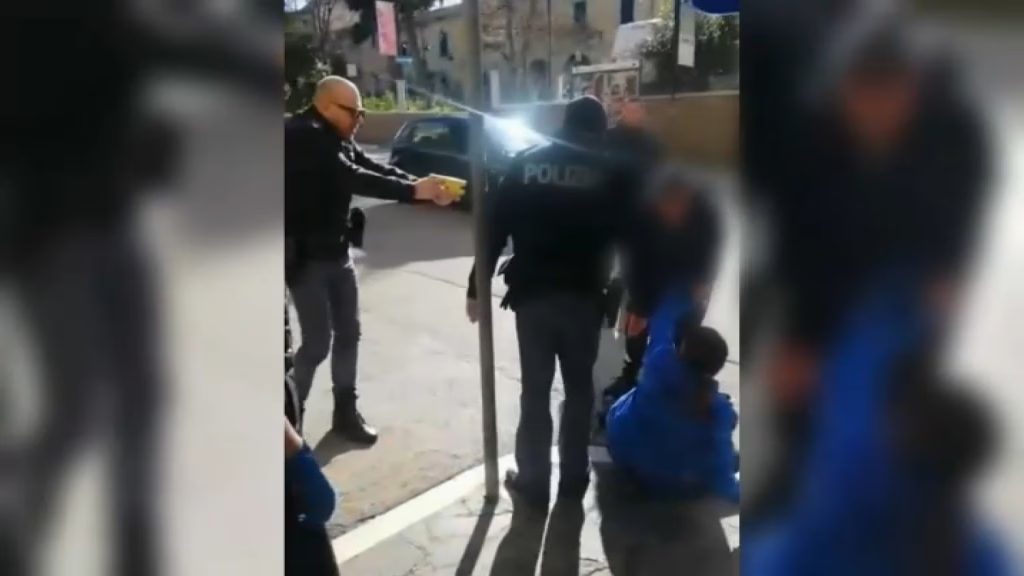 poliziotto minaccia con taser a Vasto