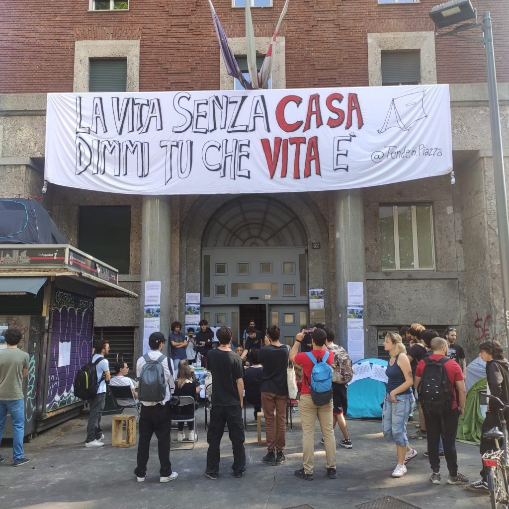 edificio occupato studenti milano